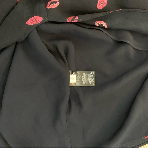 RW & Co. Silky Crepe V-Neck Cami - Dark Blue with Lips Print in Large - Picture 9 of 11